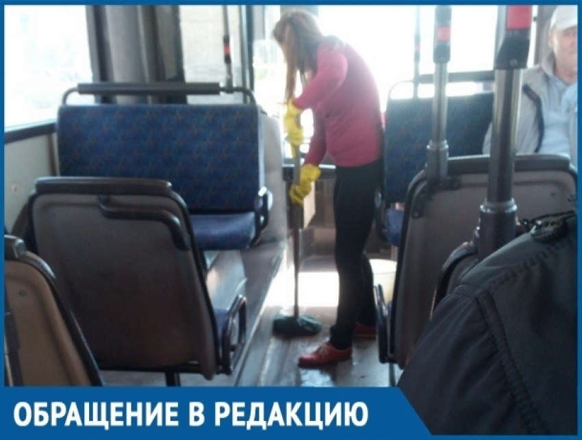 Кондуктор автобуса №22 в Волгодонске не выдала билет пассажирам и мыла пол в салоне во время движения