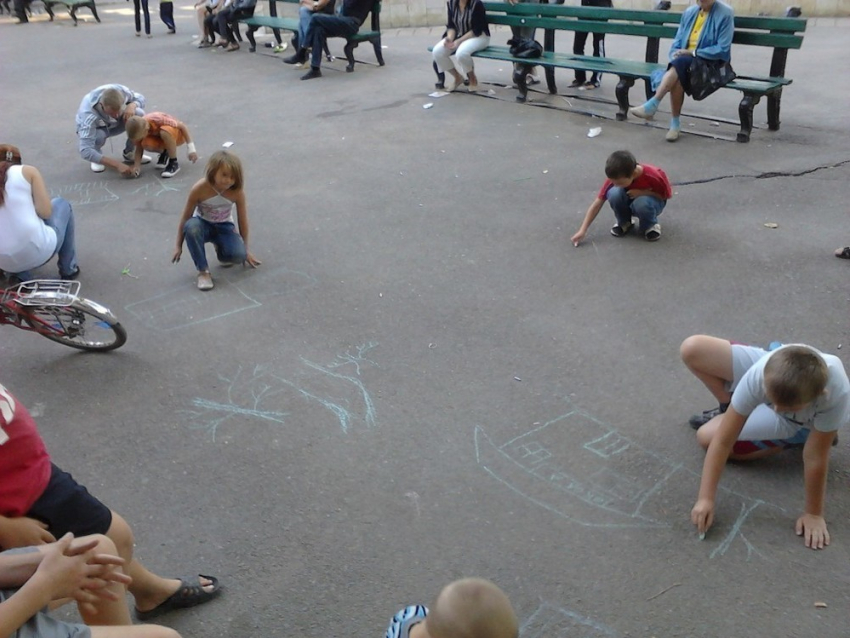 Юные волгодонцы встретили осень в парке Победы