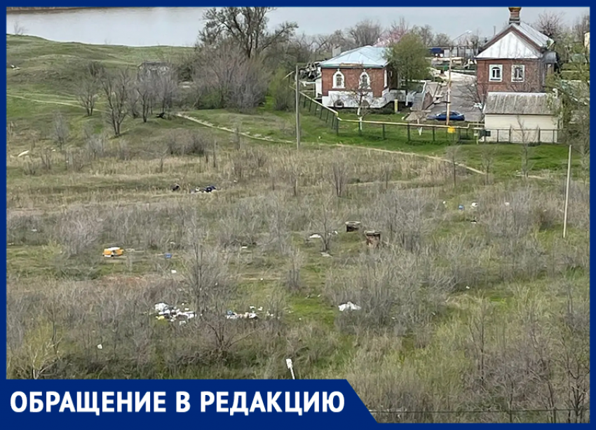 Горы мусора уже 3 месяца лежат перед Свято-Троицким храмом: жители в ярости от бездействия коммунальщиков 