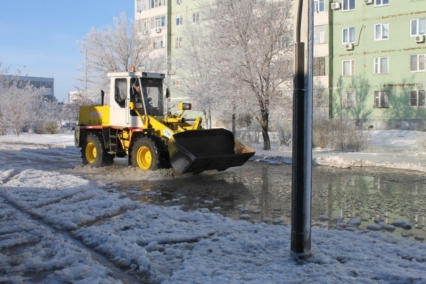 Волгодонские коммунальщики не дали превратиться Октябрьскому шоссе в каток 