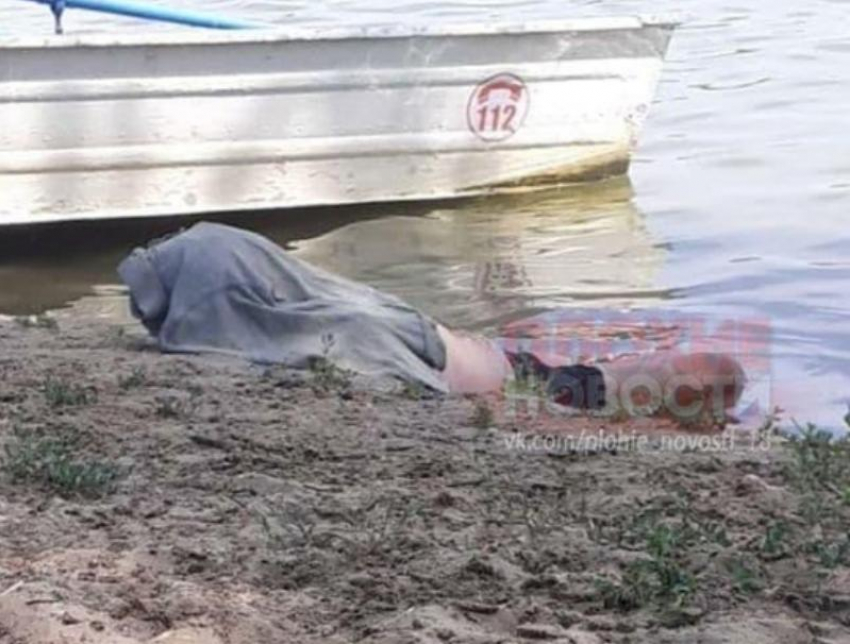 Труп утонувшего мужчины около трех часов пролежал рядом с отдыхающими на «Пятом»