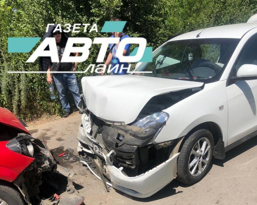 Переломы получили водитель и пассажиры «Ниссана» в аварии по дороге к базам отдыха 