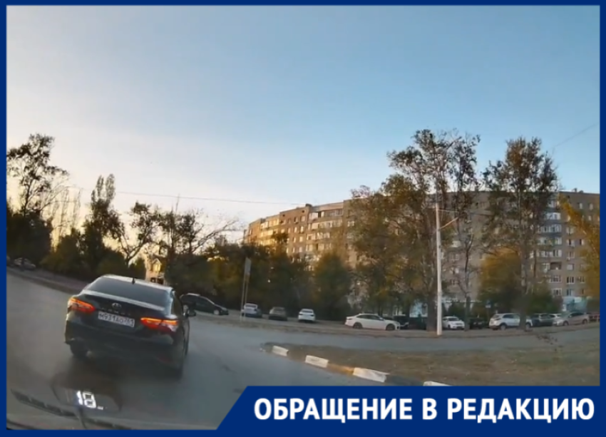 «Разворот с двух полос, но все лезут вправо»: волгодонец снял на видео опасный маневр на Строителей