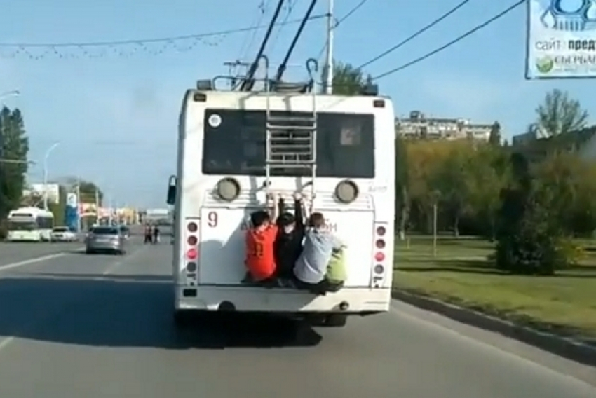 Школьники-зацеперы на троллейбусе в Волгодонске попали на видео 