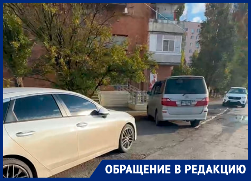 Пешеходную дорожку превратили в автостоянку: жители возмущены наглостью водителей из Волгодонска 