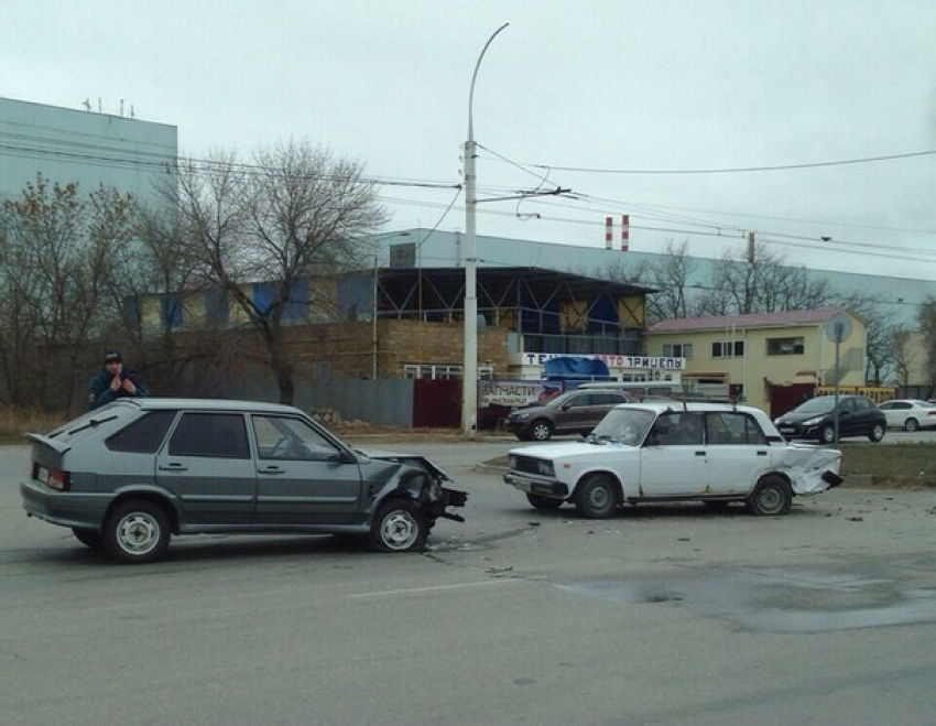 В Волгодонске в районе Атоммаша один ВАЗ «протаранил» другой - читатель