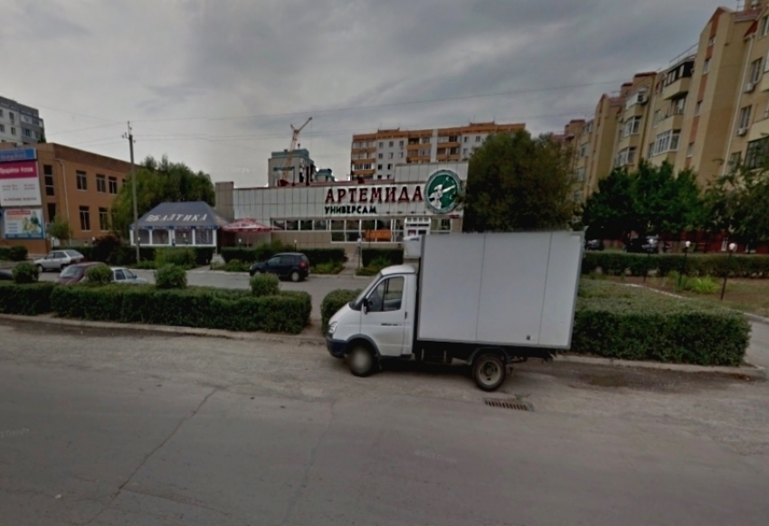 В Волгодонске возле «Артемиды» на В-16 молодой человек напал на полицейского, который пытался разнять пьяную драку