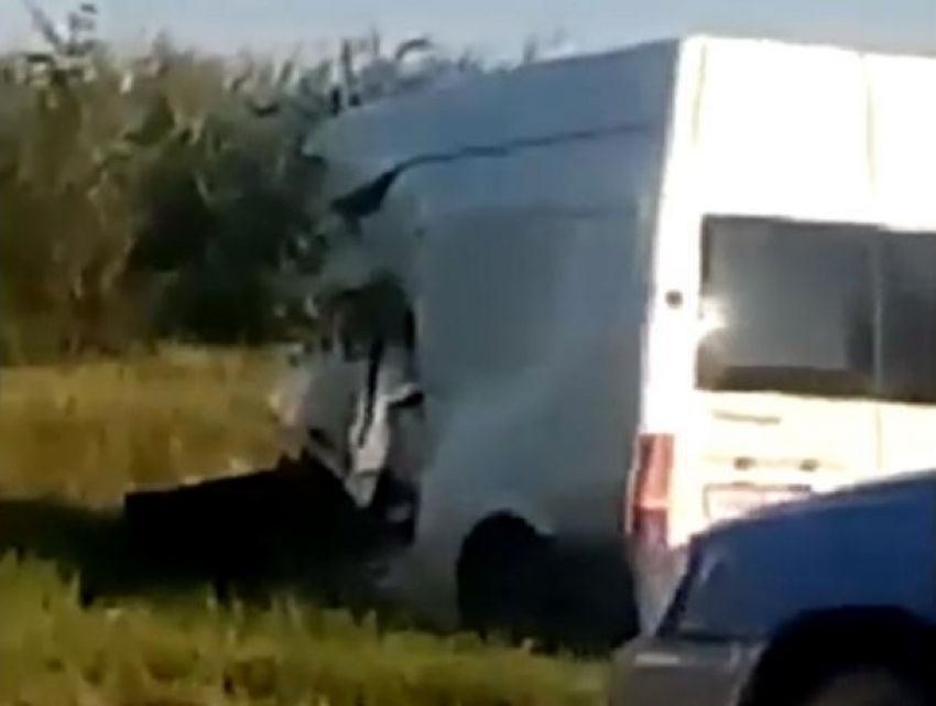 Микроавтобус слетел в кювет после столкновения с двумя автомобилями