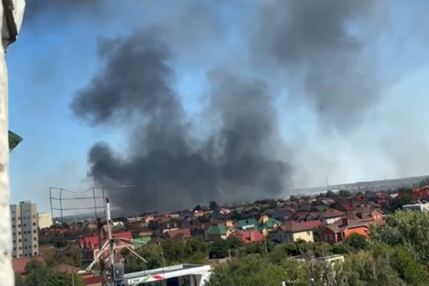 В Волгодонске горит кладбище №2, огонь идет на гаражи