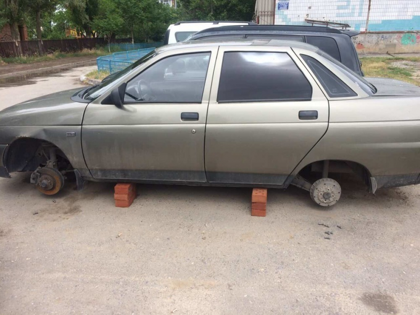 В Волгодонске снова начали массово снимать колеса и номера с машин