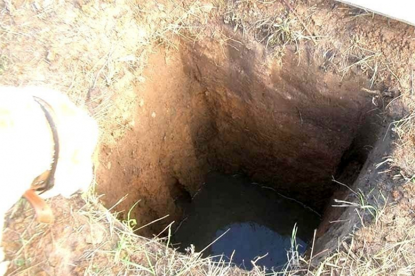 Мужчина утонул в выгребной яме возле агентства ритуальных услуг в Цимлянске