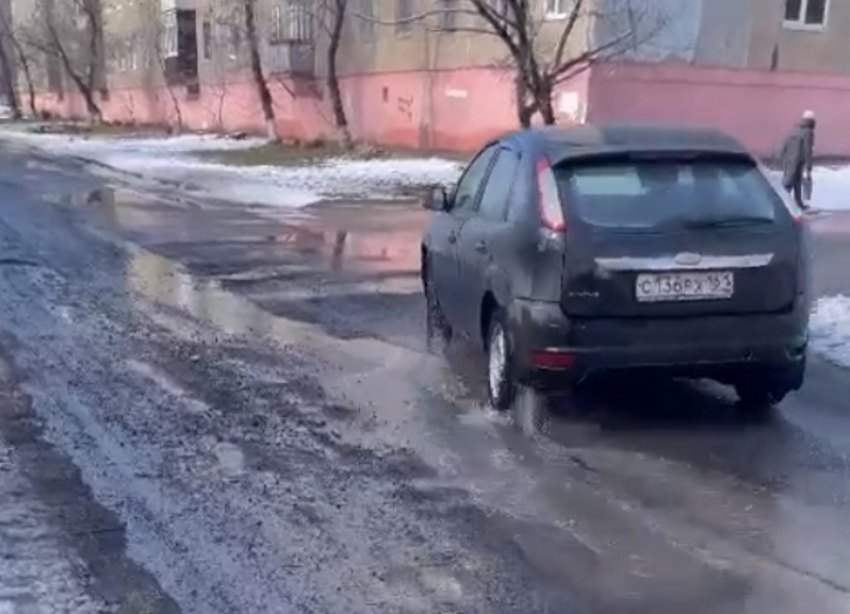 Вслед за путепроводом отремонтированная дорога разрушилась на переулке Ситникова