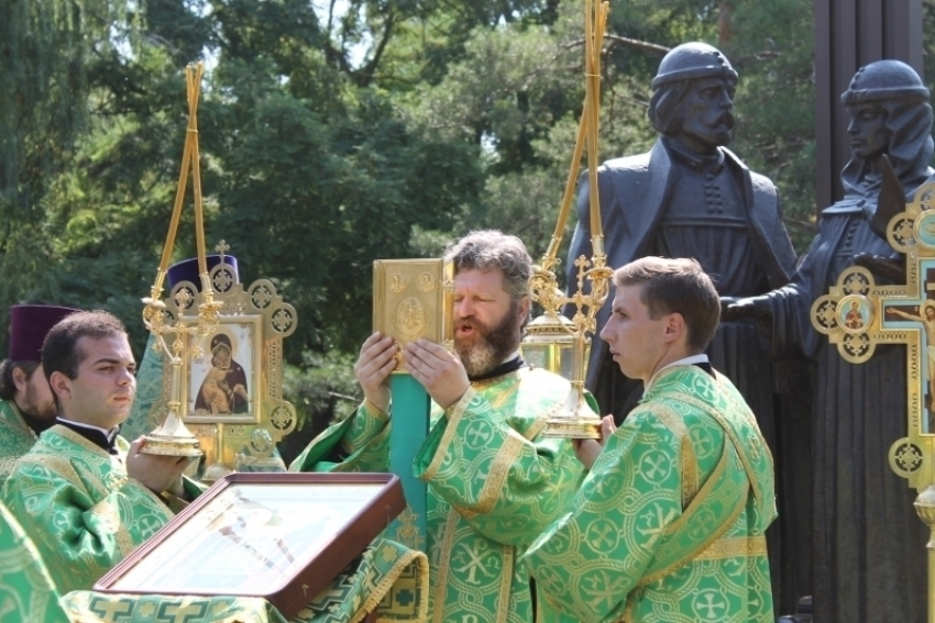 День семьи, любви и верности в Волгодонске начался с праздничного молебна