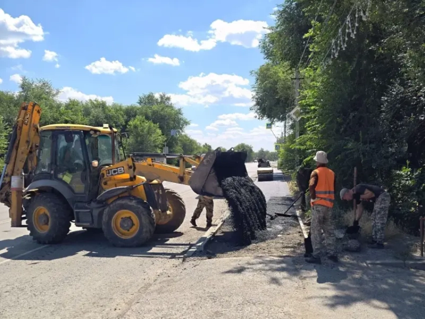 «Жители ждали этого обновления годами»: глава города Дмитрий Вельможко рассказал, как идет ремонт тротуара на улице Железнодорожной в Красном Яру