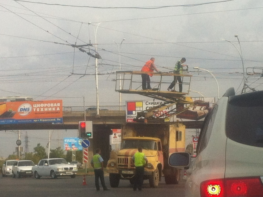 В Волгодонске из-за обрыва проводов на путепроводе образовалась многокилометровая пробка