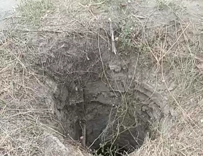Собака провалилась в глубокий колодец в новом городе, она еще жива, туда же могут упасть дети