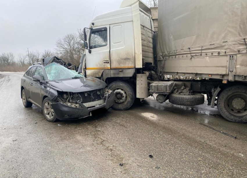 Погиб на месте: водитель «Лексуса» стал жертвой ДТП с грузовиком в результате неудачного обгона