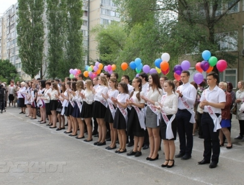 Почти 2000 выпускников Волгодонска услышат школьный звонок в последний раз