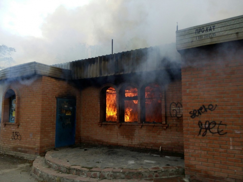Крупный пожар в сквере Дружба: загорелось заброшенное здание игровых автоматов