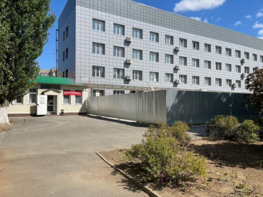 Денег нет, но доделать как-то надо: капремонт поликлиники №3 все таки могут завершить в этом году