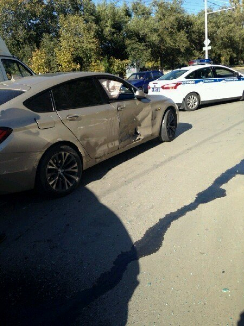 В Волгодонске маршрутка врезалась в «BMW 5 GT»