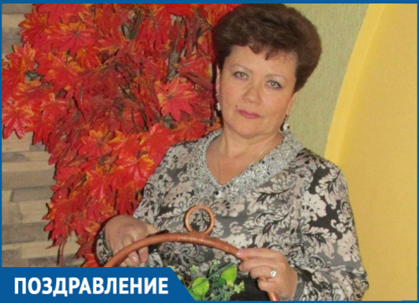 Исполняющая обязанности директора ДСиГХ Елена Нигай отмечает день рождения