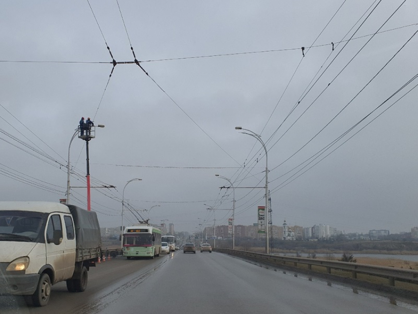 В Волгодонске на Путепроводе начали вешать гирлянды