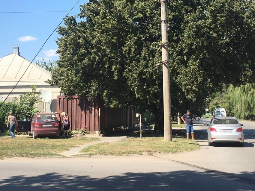 В Волгодонске в результате ДТП «Матиз» вынесло на забор частного дома