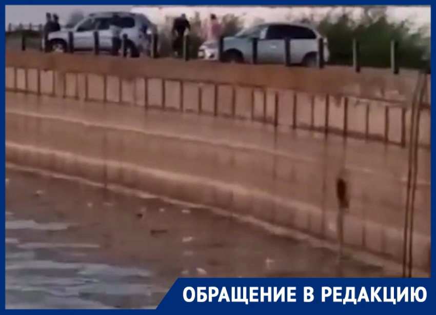 «А зачем убирать за собой?»: отдыхающие на набережной жители Волгодонска выкидывают мусор в воду