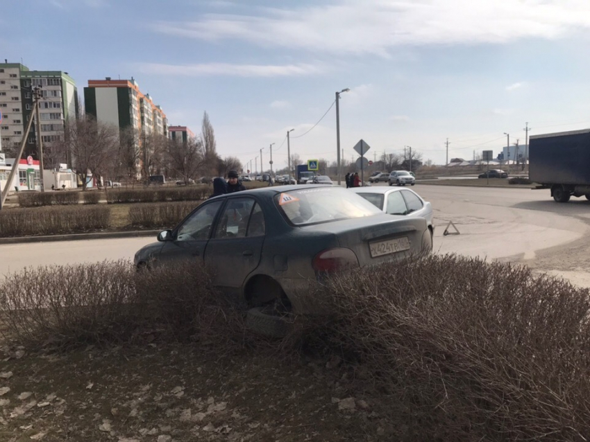 «Хендай» оказался на бордюре после ДТП на проспекте Мира в Волгодонске