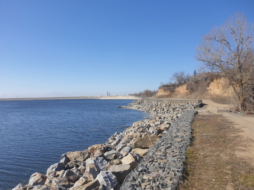 Более 70 тысячами тонн камня укрепили береговую полосу водохранилища в Цимлянске