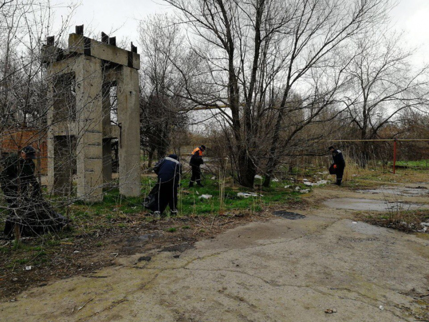 Вместо спасения людей спасатели Волгодонска в дождь убирают мусор в промзоне 