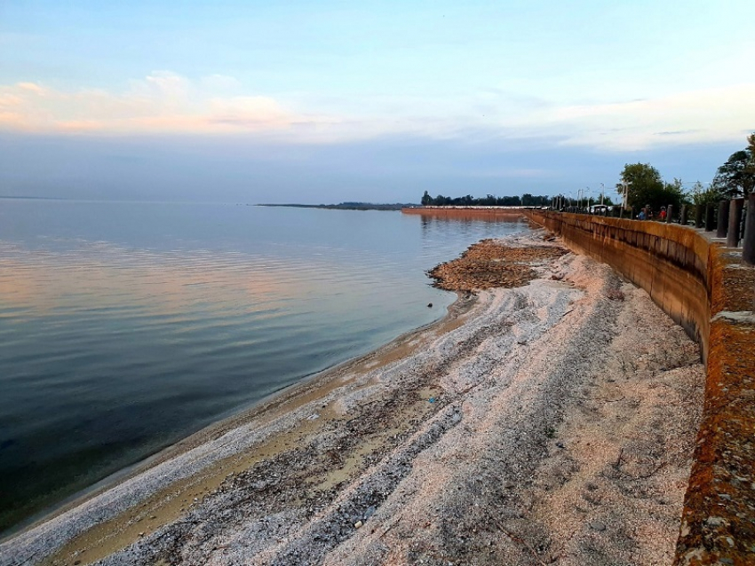 Цимлянское водохранилище начало убегать от набережной Волгодонска 