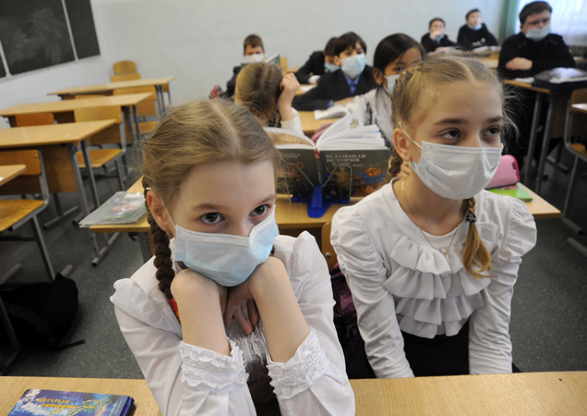 В школах Волгодонска ввели «масочный» режим – детей на входе осматривают врачи