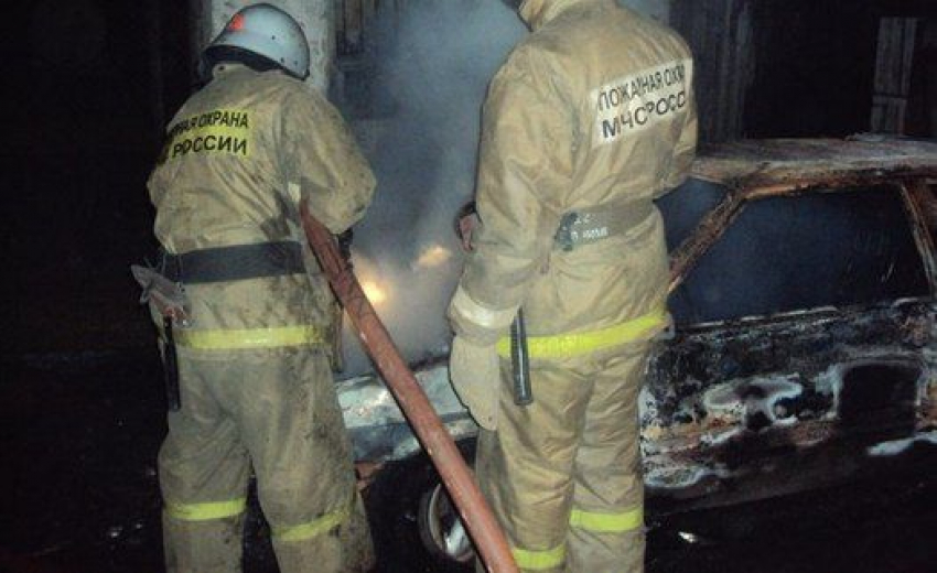 Гараж вместе с ВАЗом сгорели на улице Весенней в Волгодонске