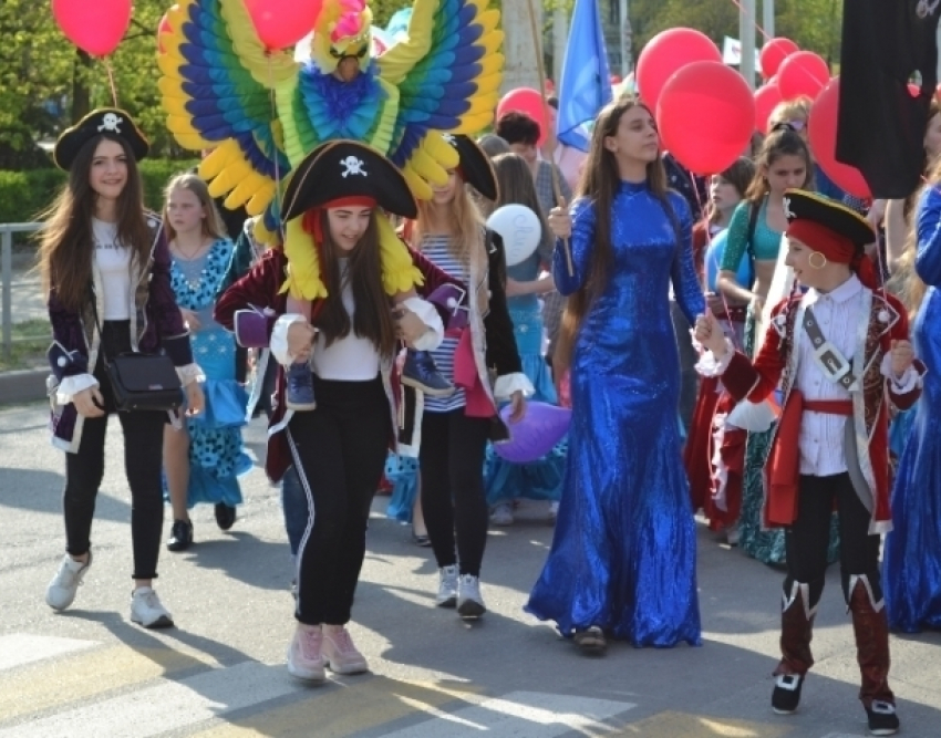 Флешмоб и яркое шествие: фотоотчет с открытия фестиваля «Южный ветер»