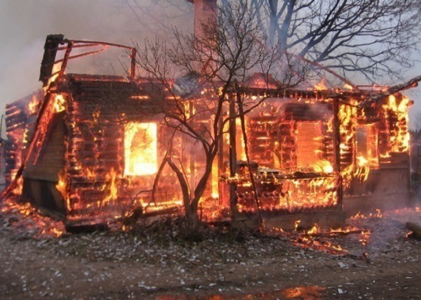 На хуторе под Морозовском сгорел жилой дом