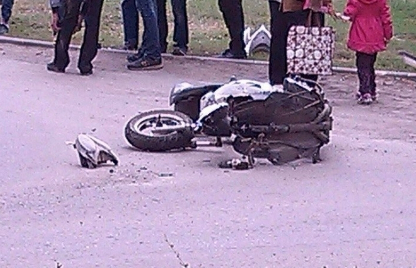 В Волгодонске на Морской в результате ДТП мотоцикл разорвало на части