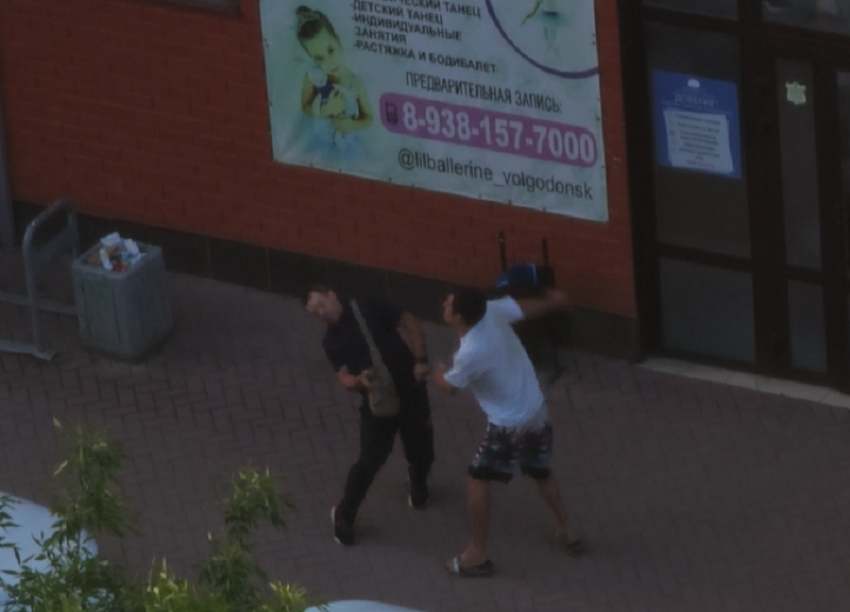 В Волгодонске прохожие скрутили укравшего две банки кофе кофемана