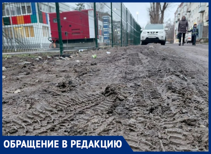 Грязь вместо обещанной дорожки по-прежнему встречает малышей у нового сада «Голубые дорожки»