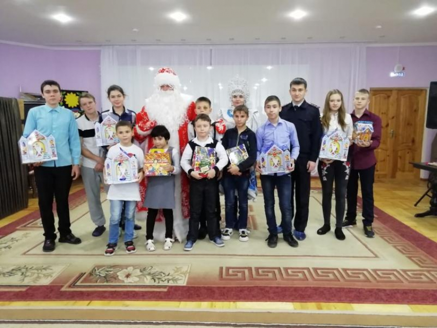 «Полицейский Дед мороз» навестил маленьких воспитанников волгодонской школы-интерната 