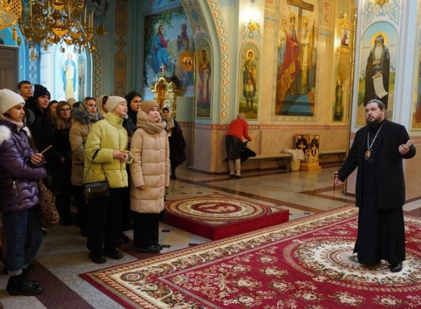 Студенты педколледжа посетили собор Рождества Христова в День православной молодежи