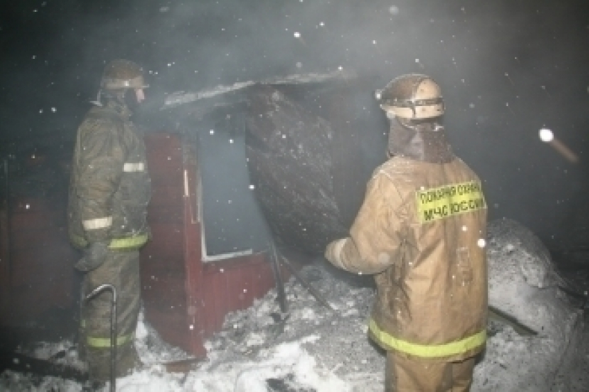 В Волгодонске сгорел строительный вагончик