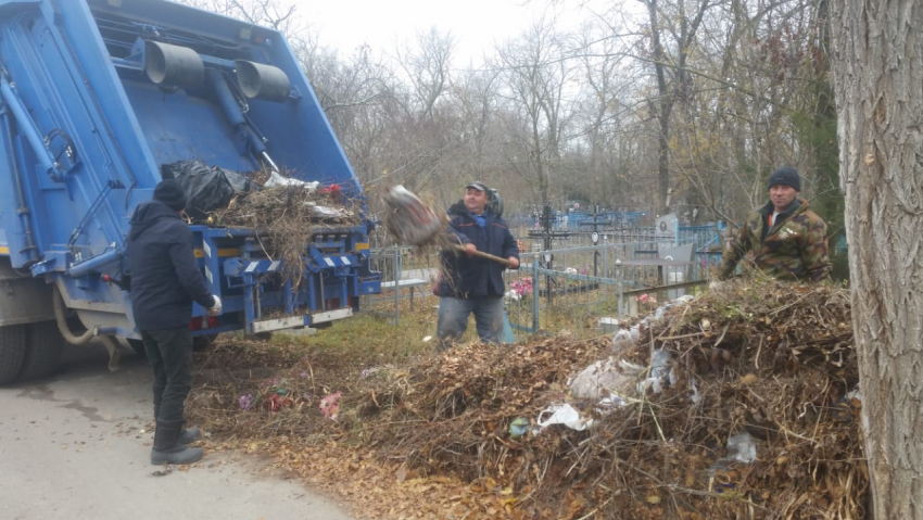 Регоператор совместно с администрацией за три дня очистили от мусора два кладбища в Волгодонске