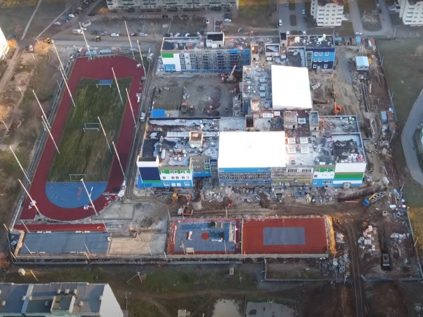 «Она просто огромна!»: новую школу на В-9 сняли на видео с высоты птичьего полета 