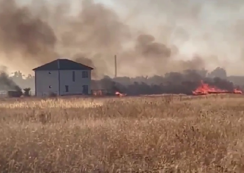 Дом многодетной семьи в Волгодонске оказался на пути крупного ландшафтного пожара 