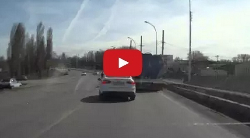 В Волгодонске на Цимлянском шоссе столкнулись два ВАЗа — есть пострадавшие