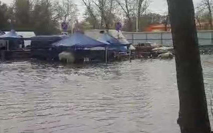 Рынок «Машенька» ушел под воду: сезон дождей, день первый