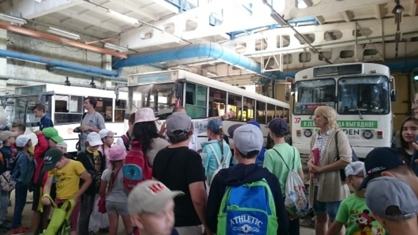 Школьники Волгодонска посетили предприятие «Городской пассажирский транспорт» и познакомились с работой троллейбусного депо