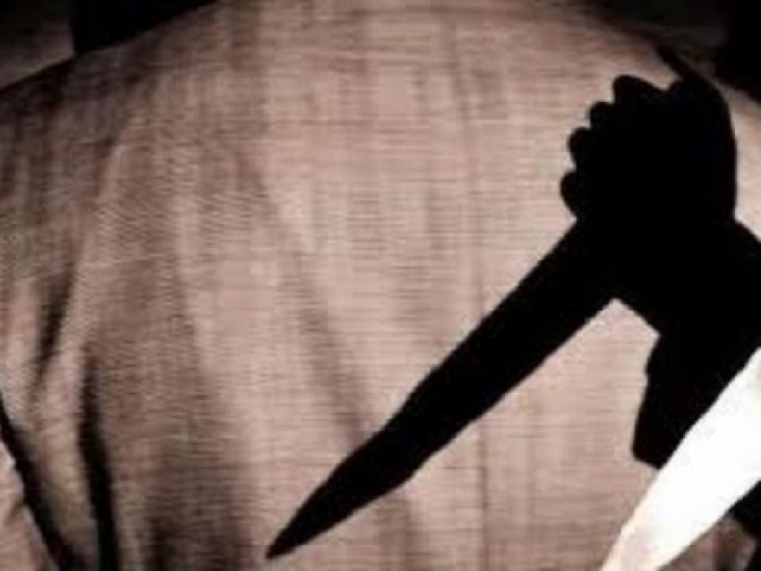 В Цимлянске 64-летний мужчина воткнул нож в спину своему знакомому
